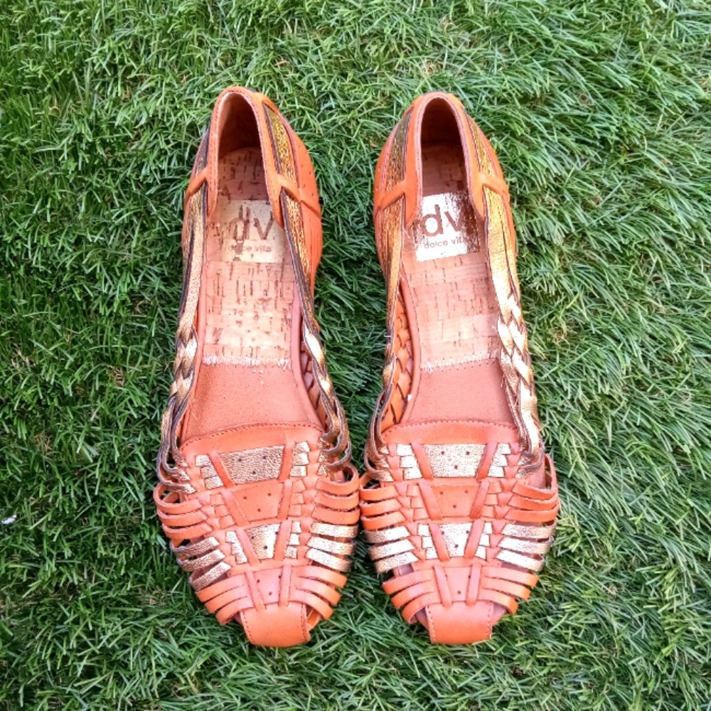 DV Dolce Vita Zena Honey Gold Tan Brown Y2K Woven Sandals Toe Flats Shoes